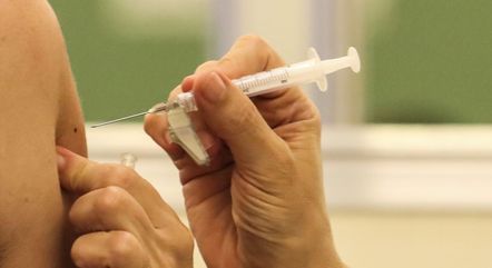 Mortes por covid-19 de pessoas vacinadas são raras, diz especialista – Notícias