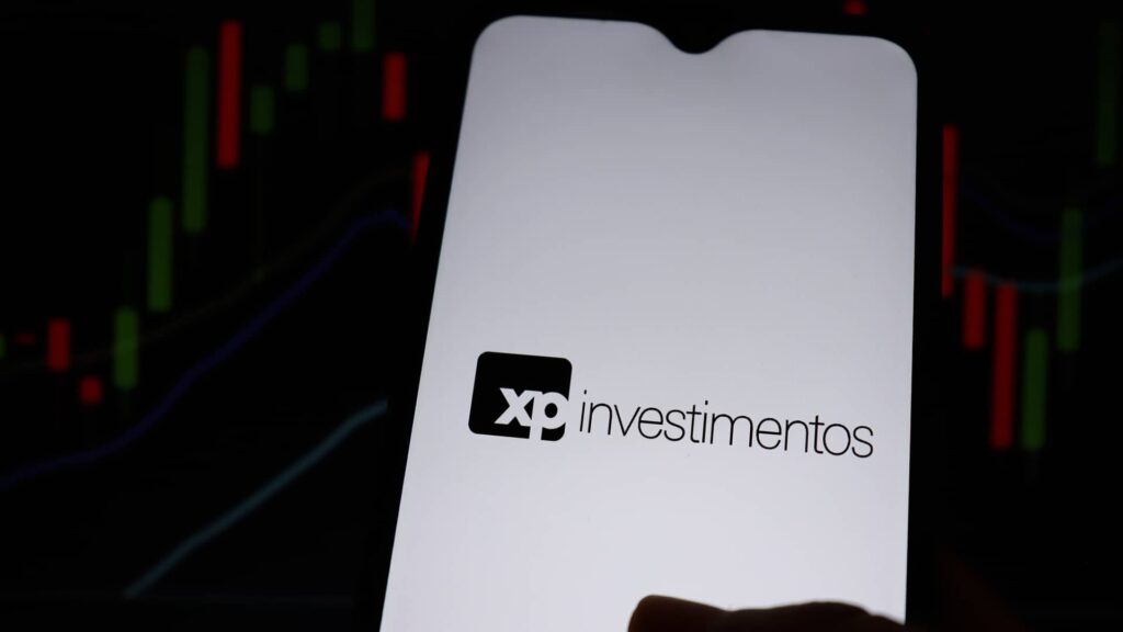 XP-Investimentos-e-graficos-ao-fundo